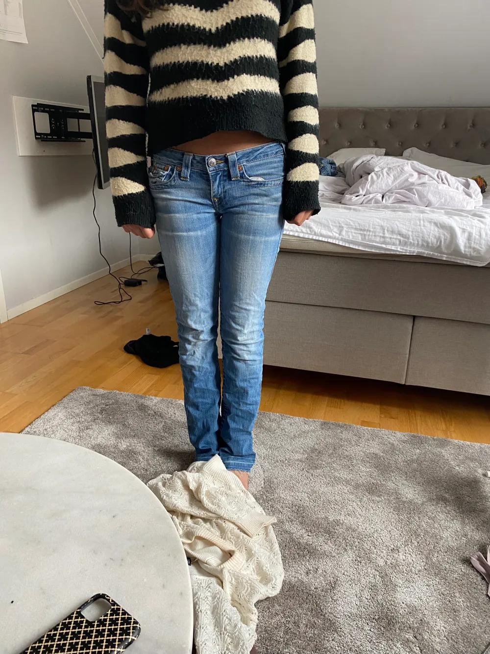 Intressekoll på mina Jätte snygga true religion jeans dem är ganska slitna vid foten skriv för fler bilder🥰 passar bra på mig som är 170. Jeans & Byxor.
