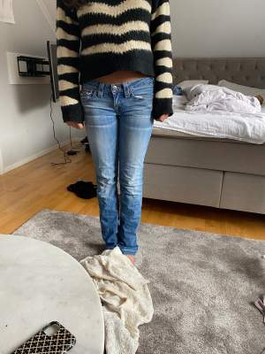 Intressekoll på mina Jätte snygga true religion jeans dem är ganska slitna vid foten skriv för fler bilder🥰 passar bra på mig som är 170