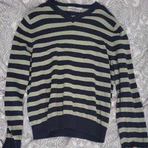 Stickad tröja - Stickad tröja från dressman, köpt secondhand, aldrig använt den