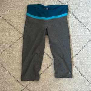 Träningsbyxor  - Super fina träningstights/biker shorts! Har inte använt mycket eftersom de är för små. Super sköna och perfekt nu till sommaren!