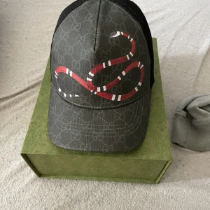Gucci keps - Säljer nu min Gucci keps i nyskick, kepsen är i Stl m och är i princip helt ny. All tillbehör följer med. Angående några frågor så är det bara att slå till. 