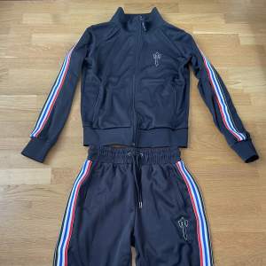 Trapstar Tracksuit i storlek S. Helt oanvänd. Nypris ca 1200 kr.