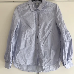 Dam blå blus H&M - Nyskick lättanvänd dam blus från H&M , fluffiga armar, stryks vid köp och fler bilder kan skickas 