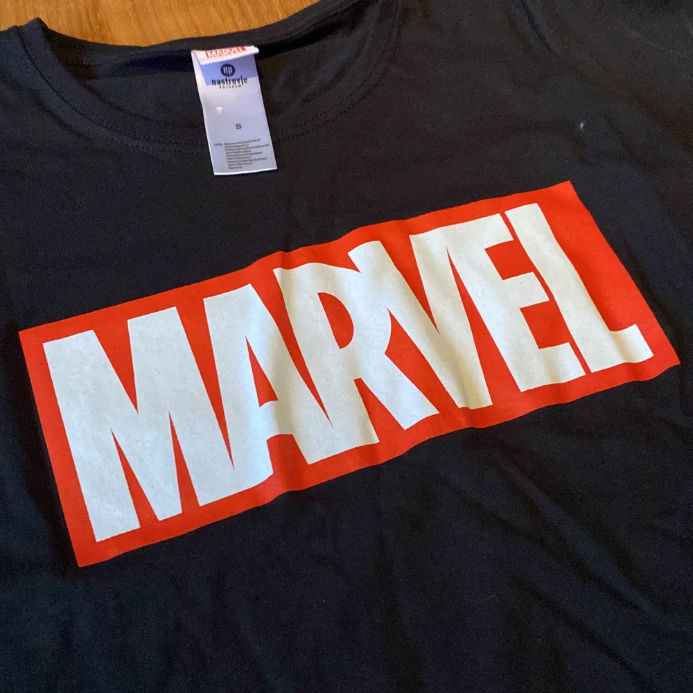 Säljer en helt oanvänd marvel t-shirt. Är ett stort fan av Marvel så jag beställde dennna tröja men när den kom så var den för liten.❤️. T-shirts.