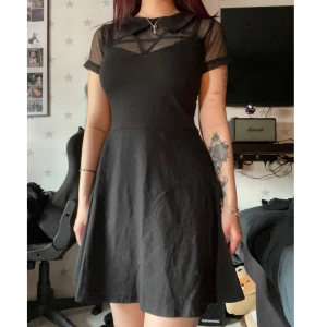 Goth klänning  - Hex Wednesday dress från märket Heartless🖤Köpt från Emp för 599kr🖤Använd ca 3/4 gånger men den har inga defekter eller liknande va jag ser🖤
