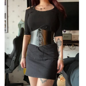 Klänning - Säljer denna då jag inte gillar hur den sitter på mig🖤Från märket Queen of darkness🖤Stl M men passar S oxå beroende på hur man vill att den ska sitta🖤