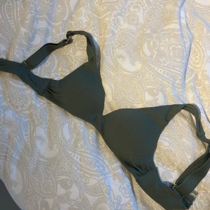 Bikini överdel - Säljer en bikini överdel i en fin grön färg. Inte använda så mycket, säljer för att den är för liten 