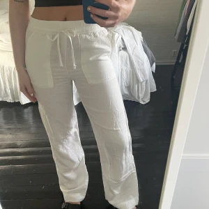 Linnebyxor  - Säljer dessa vita linnebyxor i storlek XS. Jag har aldrig använt dem, lapparna sitter kvar.