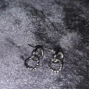Örhängen - Säljer dessa örhängena, endast testade. Inte äkta silver 💍 alla smycken som jag säljer desinficeras och rengörs innan de skickas 💕