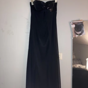 Balklänning  - En jättefin balklänning aldrig använd   Frakt 81kr