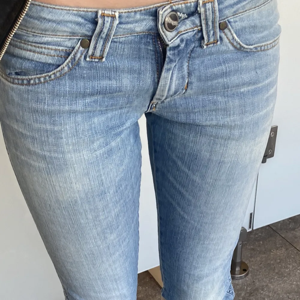 Säljer dessa jeansen från wrangler då de tyvärr inte passade mig..  innerbenslängd 75cm och midjemått 76cm🫶. Jeans & Byxor.