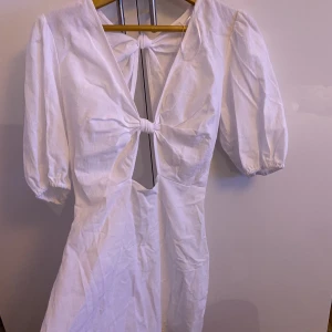 Vit tygklänning - Helt ny och aldrig använd. 