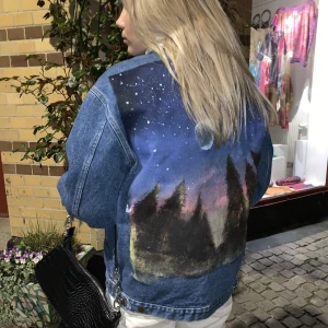 Jeansjacka - Jeansjacka med målat motiv på ryggen🎨 Målat i akryl, oversized fit. Jack som passar perfekt till vår och sommar. Köpt vintage men fint skick.