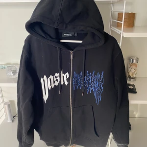 Wasted Paris hoodie  - En Wasted Paris hoodie använd fåtal gånger väldigt bra skick, nypris ca 1100  jag säljer för 400