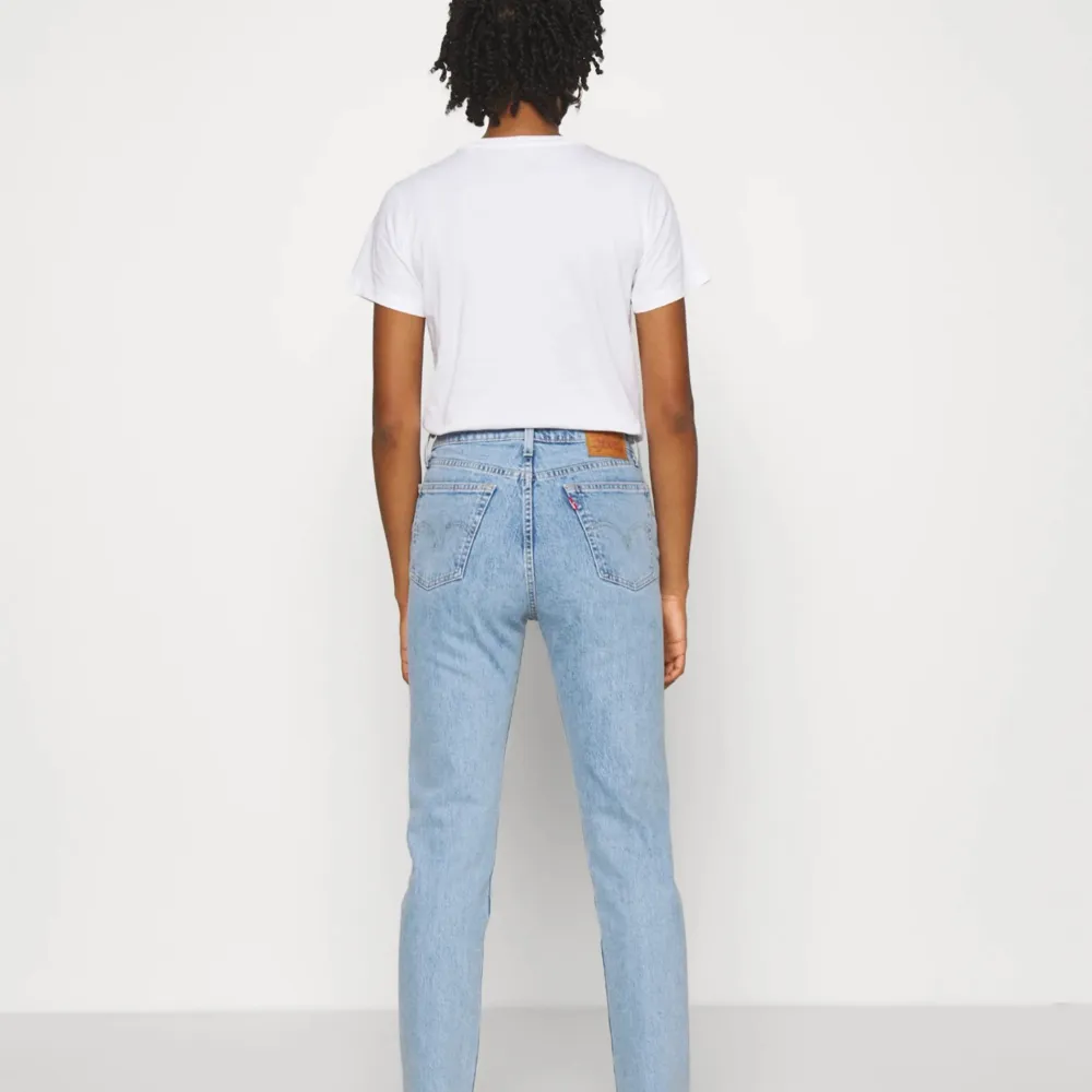 Snygga Levis Jeans! I en rak modell och i storlek 23/28😊  Använd cirka 10 gånger så byxorna är i utmärkt skick. Köptes för cirka 1000kr Skriv om ni har frågor ✨. Jeans & Byxor.