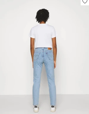 Levis Jeans 501 - Snygga Levis Jeans! I en rak modell och i storlek 23/28😊  Använd cirka 10 gånger så byxorna är i utmärkt skick. Köptes för cirka 1000kr Skriv om ni har frågor ✨