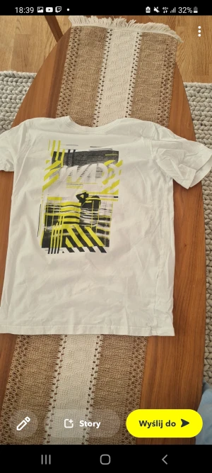 Två tshirts - Hej ska sälja dom här t shirtsen har använt dom max 2 gånger var så teknikt sät är dom helt ny säljer dom eftersom dom passae inte mig längre