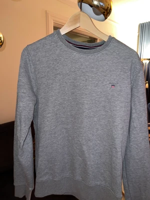 GANT Original Crewneck Sweater - Snygg Crewneck från GANT, använd men felfri. Nypris på 999kr (se careofcarl). Skriv vid frågor om plagg och pris, finns möjlighet för prissänkning. 