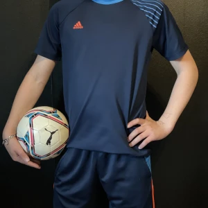 Träning kläder - Fint blåt Adidas sätt. Skönt, mjukt och stretchig. Priset kan diskuteras👍🏻👌Tröjar och byxor i 164