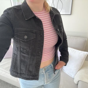 Jeansjacka  - Svart jeansjacka från Mango. Använd en del men fortfarande i bra skick. Säljer då den blivit för liten. Storlek M, men sitter mer som en S. DM för fler frågor✨