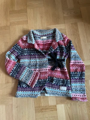Stickad Odd Molly - Knappt använd Odd Mollytröja till salu. 
