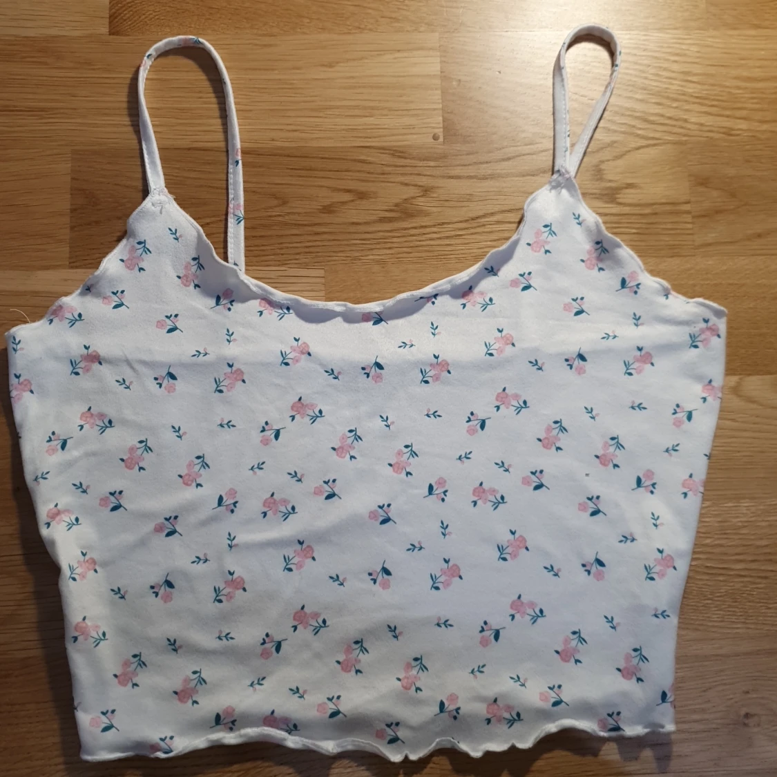 Vit blommig croptop