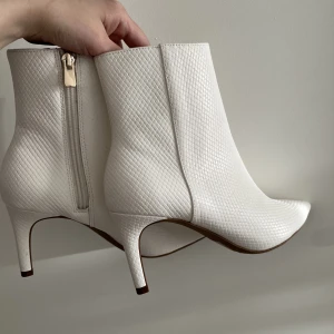 Stövletter - Vita stövletter från H&M, dessa är bara använda någon gång så dem är fortfarande vita och fina. Storleken är 36🤎