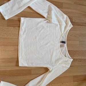 Vit långarmad tröja - Skriv om du är intresserad så kan vi diskutera pris, frakt och så vidare😊 Bara att skriva om du vill ha fler bilder