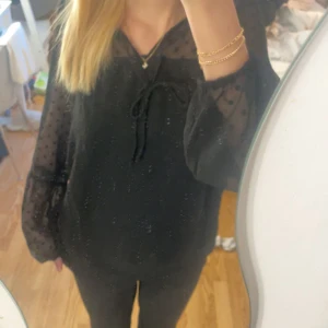 blus  - super fin blus i strl 34 men passar 36 också, säljer då den inte kommer till användning💓super bra skick 