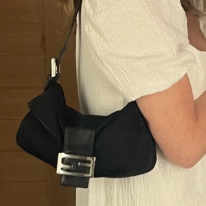 Fendi väska - Säljer min älskade Fendi väska. Den är köpt från Vestiare collective, men har tyvärr inte kvar lappar eller annat därifrån då jag köpte den för 3 år sedan. Vestiare har konfirmerat att den är äkta och de syns även på detaljerna. Kan skicka mer bilder priv