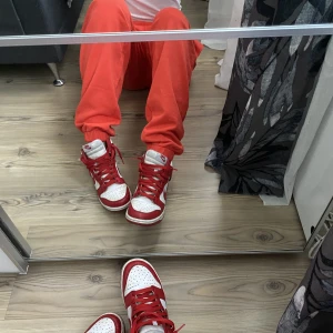 Mjukisbyxor - Helt nya mjukisbyxor från asos. Skit snygga att matcha med ett rött/orangt linne. Storlek 34.