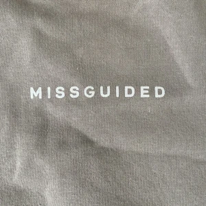 Sweatshirt  - Beige/smutts rosa sweatshirt i storlek s. Den är ganska over sized skulle jag säga och har en liten vit fläck under texten💞hör av dig vid intresse 