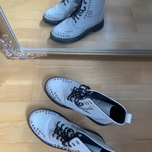 Boots med nitar - As snygga till sommaren, använda typ 2 gånger❤️