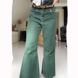 Gröna utsvängda byxor - Har älskat dessa byxor men nu hoppas jag de ska få ett nytt hem! Jag är 160 och de går till mina vrister. Lite utsvängd modell, säg till om jag ska skicka mått✨