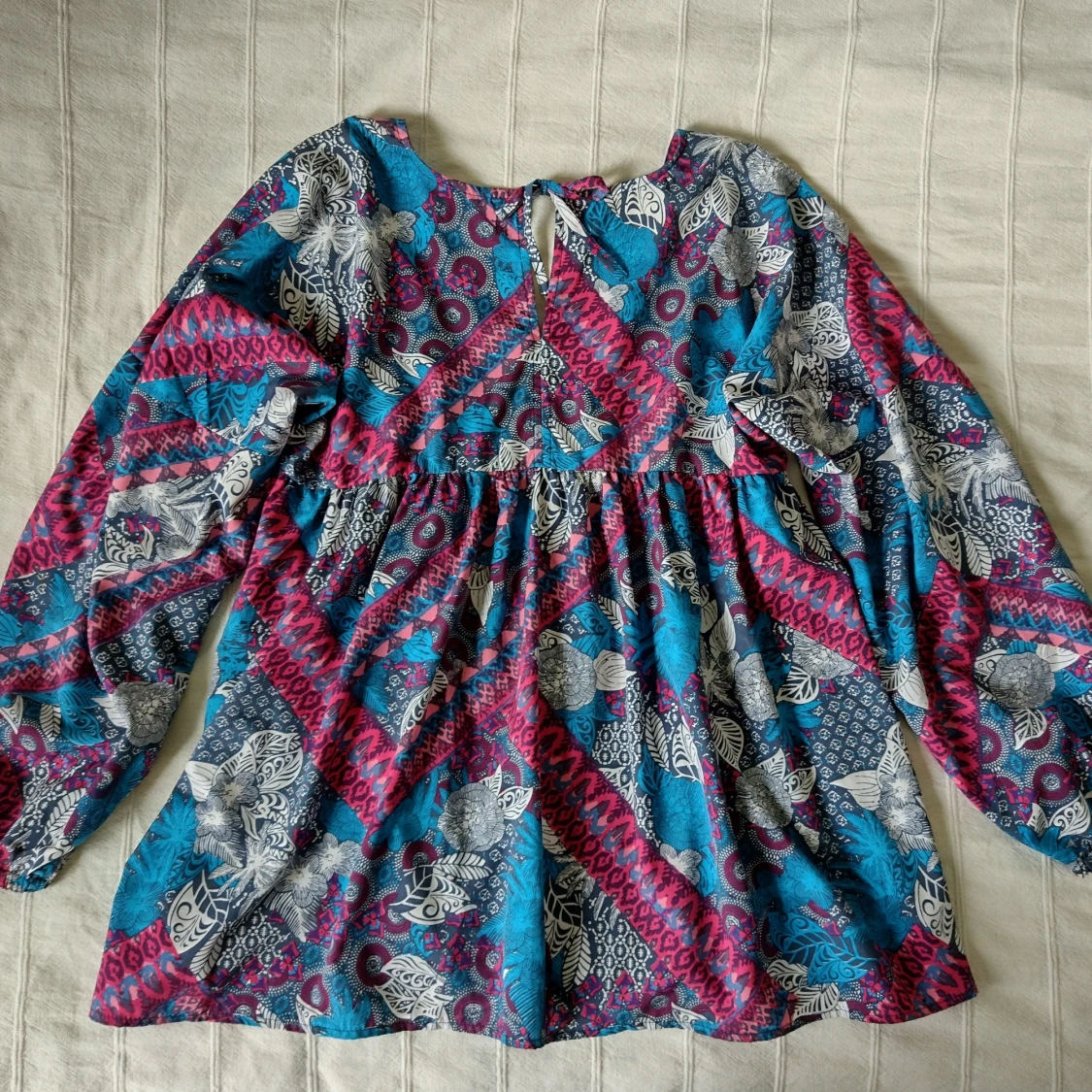 V-ringad loose mönstrad och färgglad blus med ballongärmar - Storlek S - 90