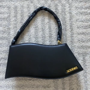Jacquemus väska  - Säljer min nya jaquemusväska då den inte riktigt var min stil. Helt i nyskick! Nypris 5999, säljer för 2500 vid snabb affär. Dustbag följer med. 
