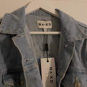 Jeans jacka från NA-KD, aldrig använd, prislappen kvar! Storlek 36. 200kr med frakt 📦 
