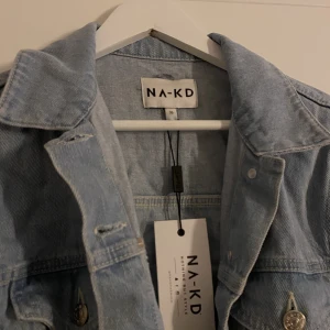 Jeans jacka - Jeans jacka från NA-KD, aldrig använd, prislappen kvar! Storlek 36. 200kr med frakt 📦 