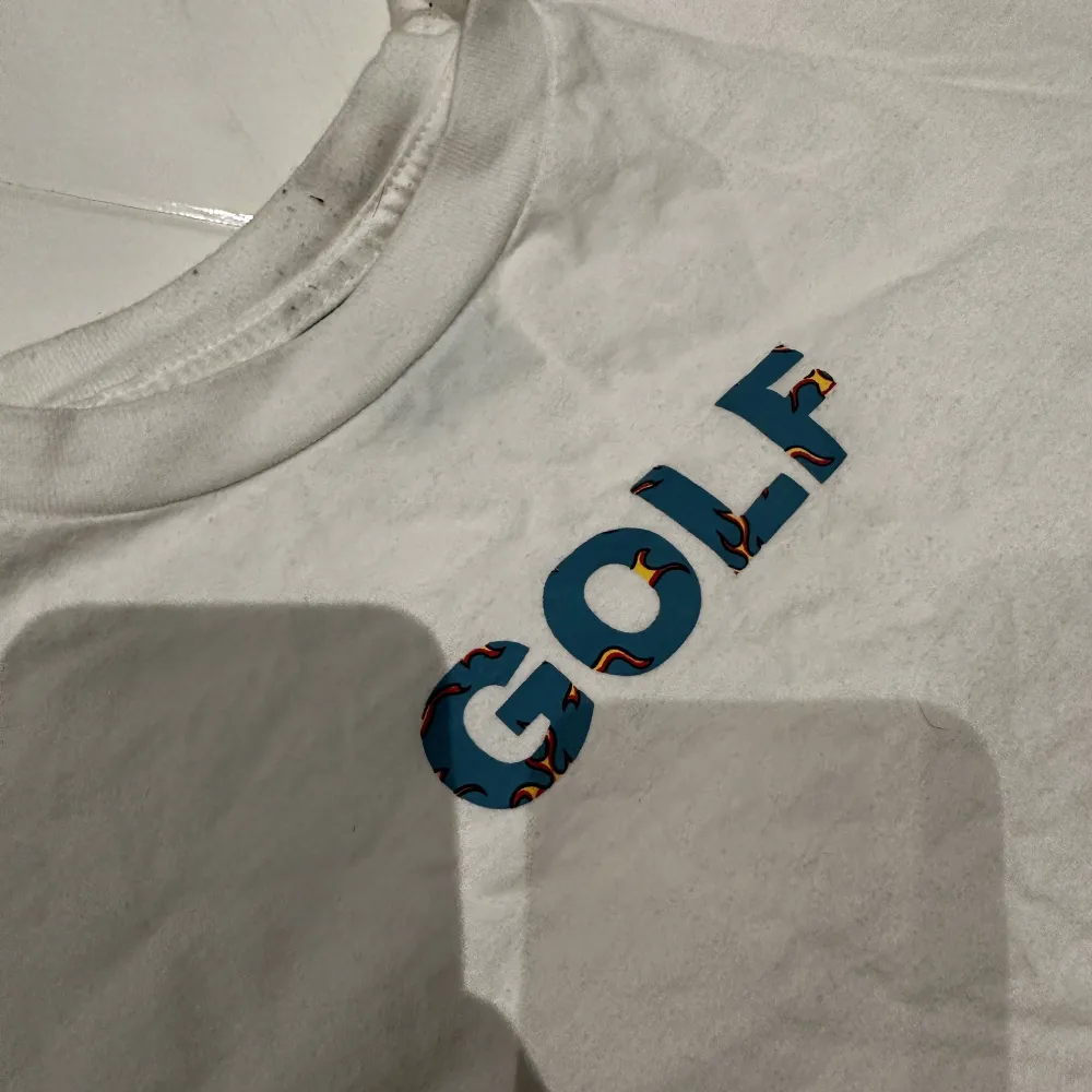 Vit Golf tshirt storlek S. Finns några fläckar sånt som händer med vita kläder. . T-shirts.