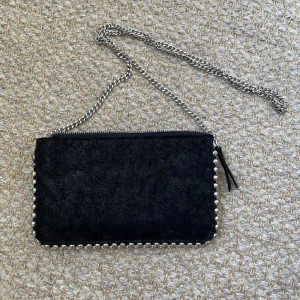 Väska  - Väska från zara. Nyskick.  Köpare står för frakt❣️ Kontakta vid frågor  , kan gå ner i pris vid snabb affär 