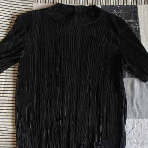 Zara topp - Snygg t-shirt från Zara! Perfekt skick🙌