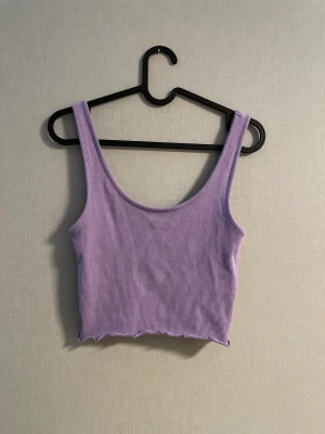 Tröja - Lila croptop isch?? Använt en gång, anledning Vrf jag säljer är för jag inte har den stil av färg ! Kontakta mig om ni har några frågor<3