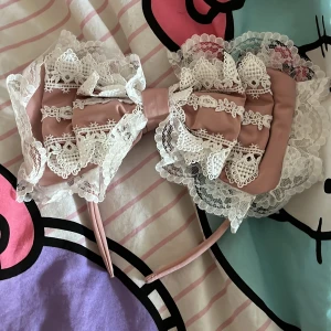 Rosa diadem med vita saker runt eller vad det nu heter - Säljer för jag inte kommer använda. Helt nytt skick och använt 1 gång i en video. Är du intresserad/vill ha fler bilder/har frågor så kontakta mig.