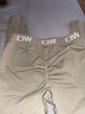 Iciw  - Iciw Define Seamless Logo Scrunch Tights Taupe. Nya och i storlek S. Nypris 699