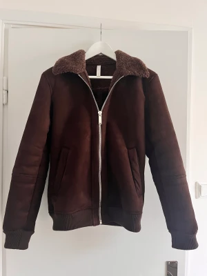 Herrjacka Zara  - Storlek S. Vadderad inifrån (teddy). Mörk brun färg. Nyskick 