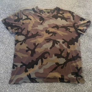 Valentino camo t-shirt  - Valentino Camo t-shirt - Skick 8/10 - Size L skulle säga att den sitter mindre - 1100 kr - Skicka meddelande vid frågor etc 