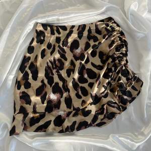 Leopard mönstrad kjol. Ha en liten defekt på sig. Betalningen via swish❤️