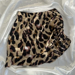 Mönstrad kjol - Leopard mönstrad kjol. Ha en liten defekt på sig. Betalningen via swish❤️
