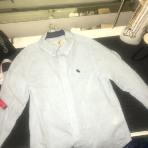 Skjorta för barn  - Storlek 116  Kan mötas men även frakta men då står köparen för fraktkostnaden  