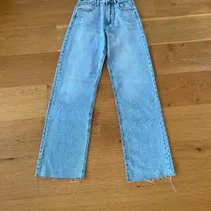 Ett par helt ny Jeans med hög midja från Gina Tricot. Jag säljer dom för att jag inte tycker om passformen men även för att midjan var för hög för mig.